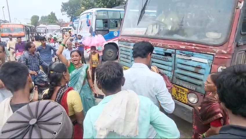 बस स्टैंड पर महिला ने किया हाई वोल्टेज ड्रामा