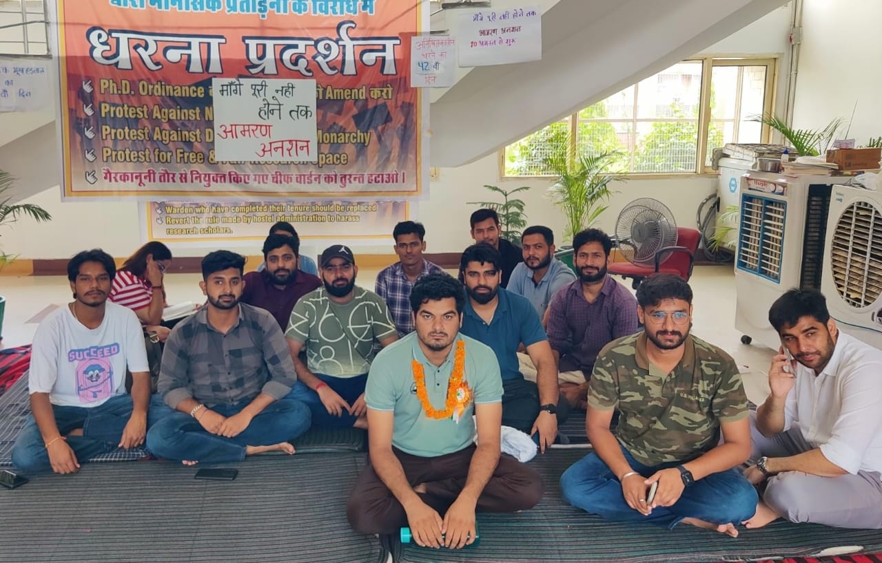 फोटो 36- सोनीपत के मुरथल स्थित डीसीआरयूएसटी में अनिश्चितकालीन धरने पर बैठे शोधार्थी। स्रोत : शो