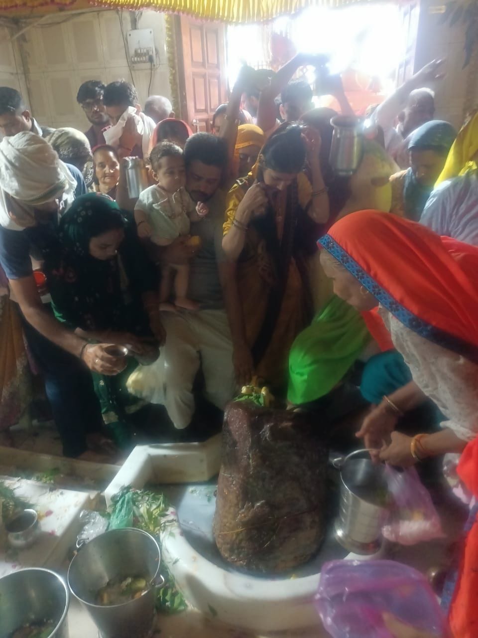 फोटो संख्या:69- श्रावण माह के आखिरी सोमवार को मोदाश्रम मंदिर में बाबा चंद्रमौली पर जलाभिषेक फोटो संख्या:69- श्रावण माह के आखिरी सोमवार को मोदाश्रम मंदिर में बाबा चंद्रमौली पर जलाभिषेक