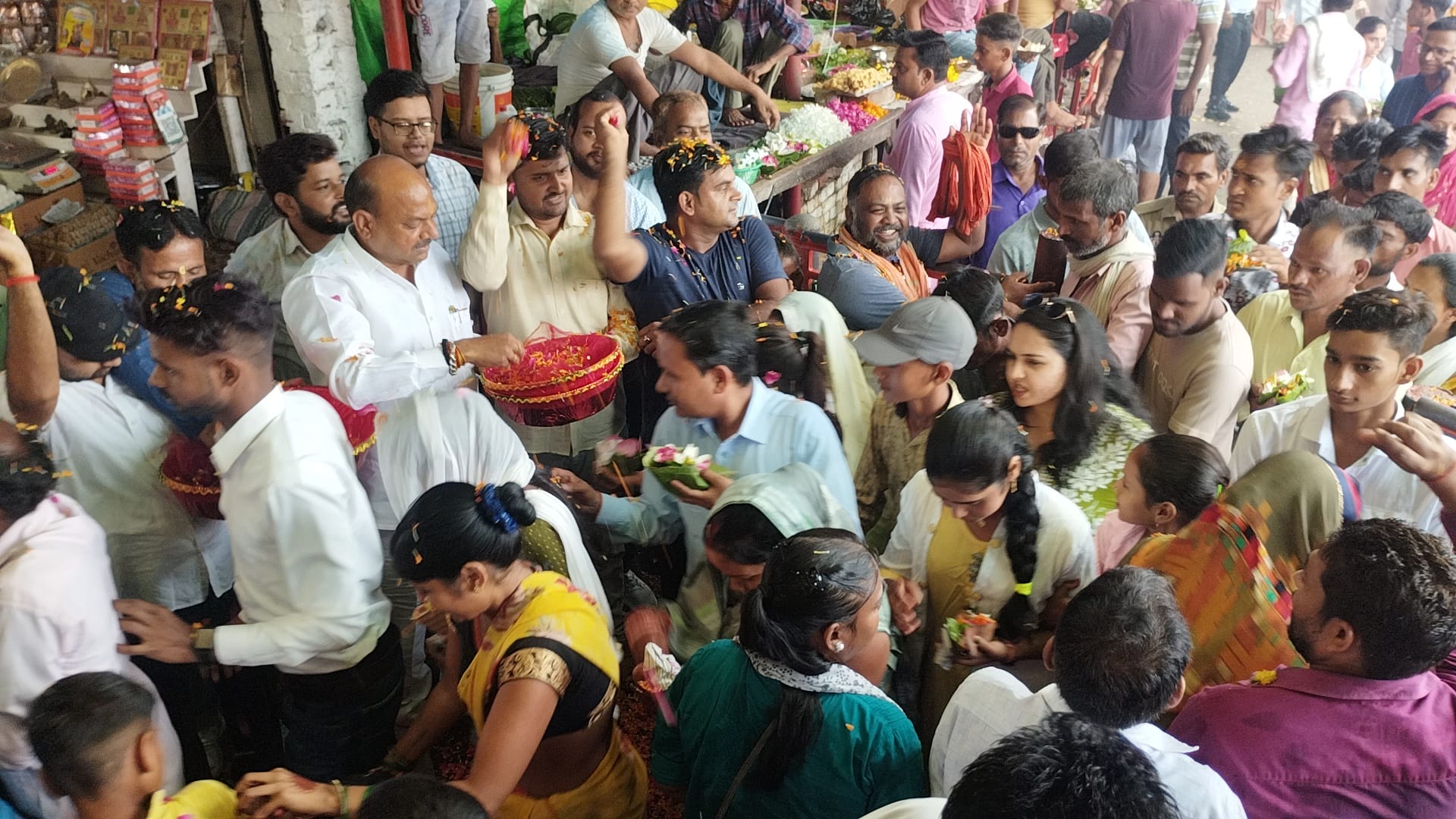 गोला में पौराणिक शिव मंदिर के गर्भ ग्रह के बाहर फूलों की थाली लिए खड़े शिव भक्त। संवाद गोला में पौराणिक शिव मंदिर के गर्भ ग्रह के बाहर फूलों की थाली लिए खड़े शिव भक्त। संवाद
