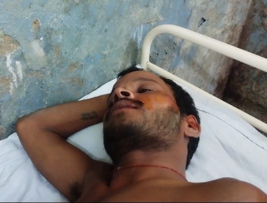 गोला में सीजी एन पीजी कॉलेज के सामने लखीमपुर रोड जाम किए कांवडिए