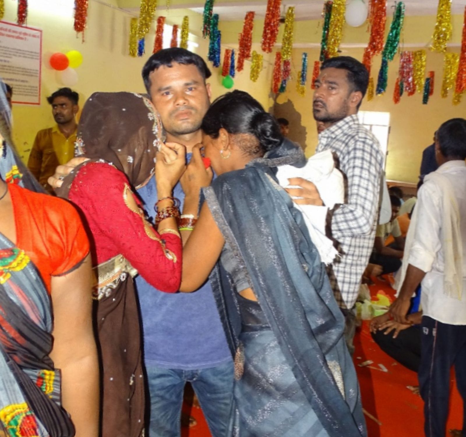 जिला जेल गेट पर बंदी भाइयों को राखी बांधने को आई बहनों की लगी लाइन। संवाद जिला जेल गेट पर बंदी भाइयों को राखी बांधने को आई बहनों की लगी लाइन। संवाद