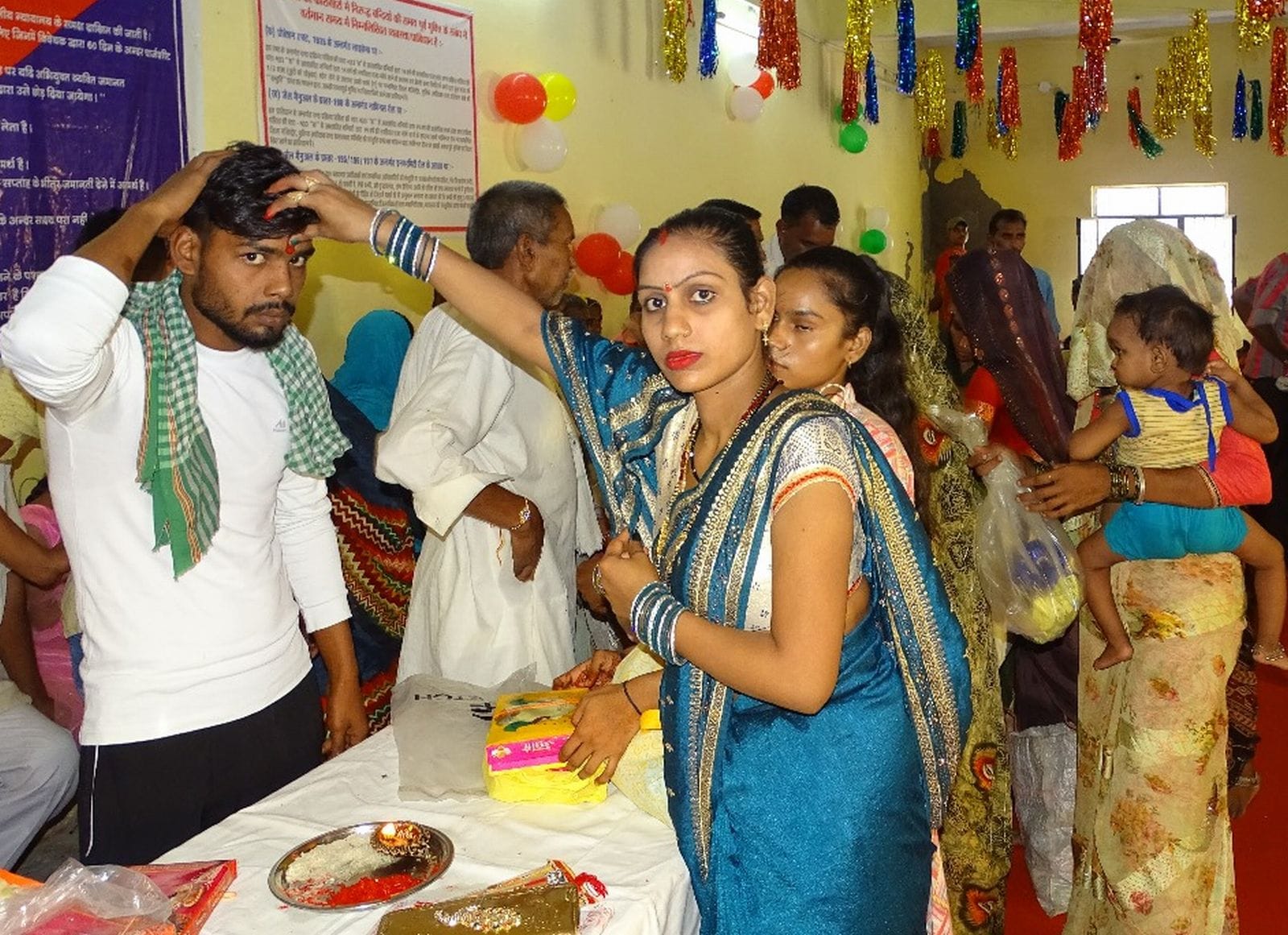 जिला जेल गेट पर बंदी भाइयों को राखी बांधने को आई बहनों की लगी लाइन। संवाद जिला जेल गेट पर बंदी भाइयों को राखी बांधने को आई बहनों की लगी लाइन। संवाद
