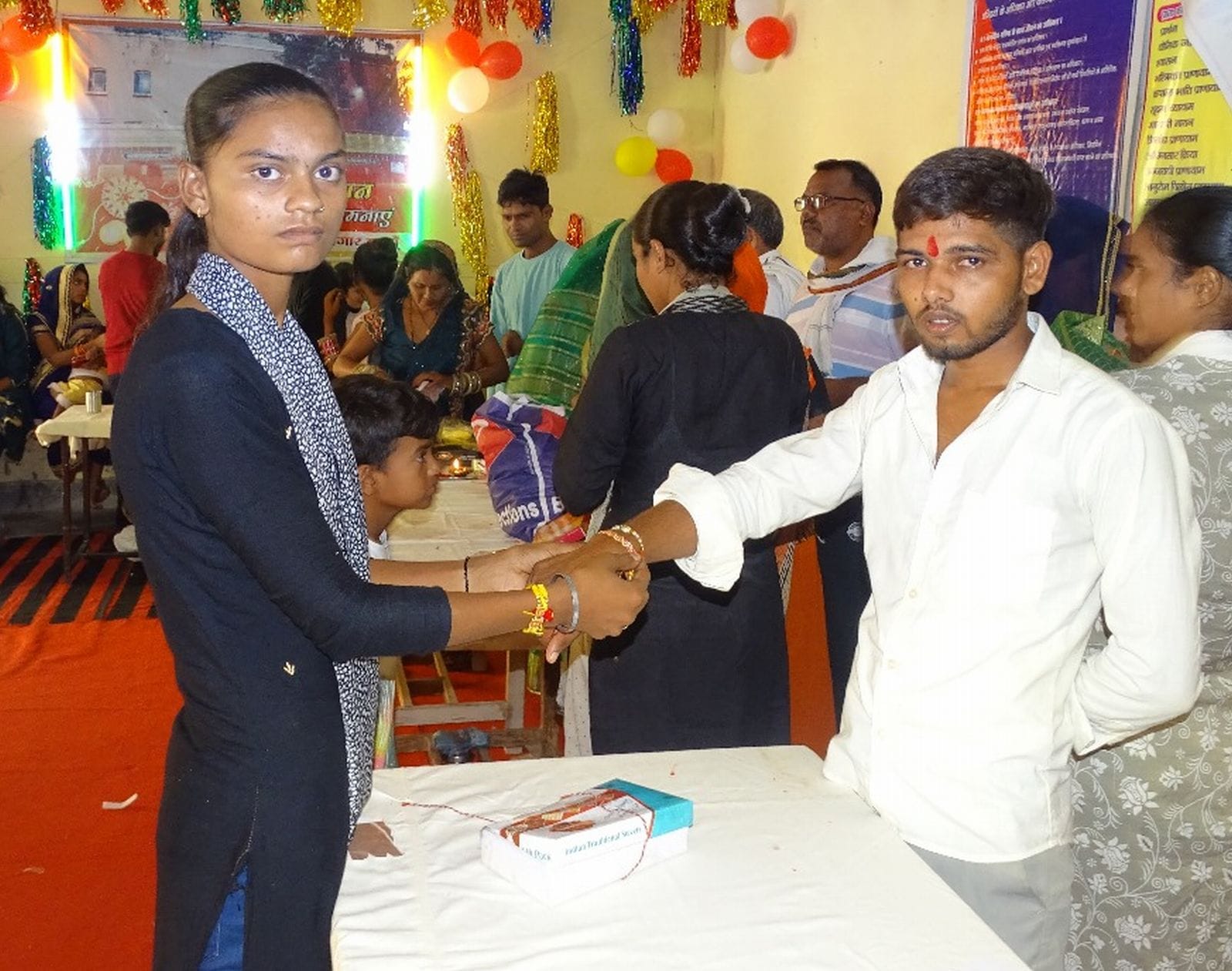 जिला जेल गेट पर बंदी भाइयों को राखी बांधने को आई बहनों की लगी लाइन। संवाद जिला जेल गेट पर बंदी भाइयों को राखी बांधने को आई बहनों की लगी लाइन। संवाद