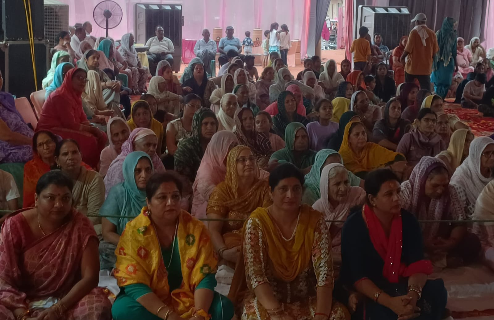 कथा प्रसार करते कथाव्यास। कथा प्रसार करते कथाव्यास।