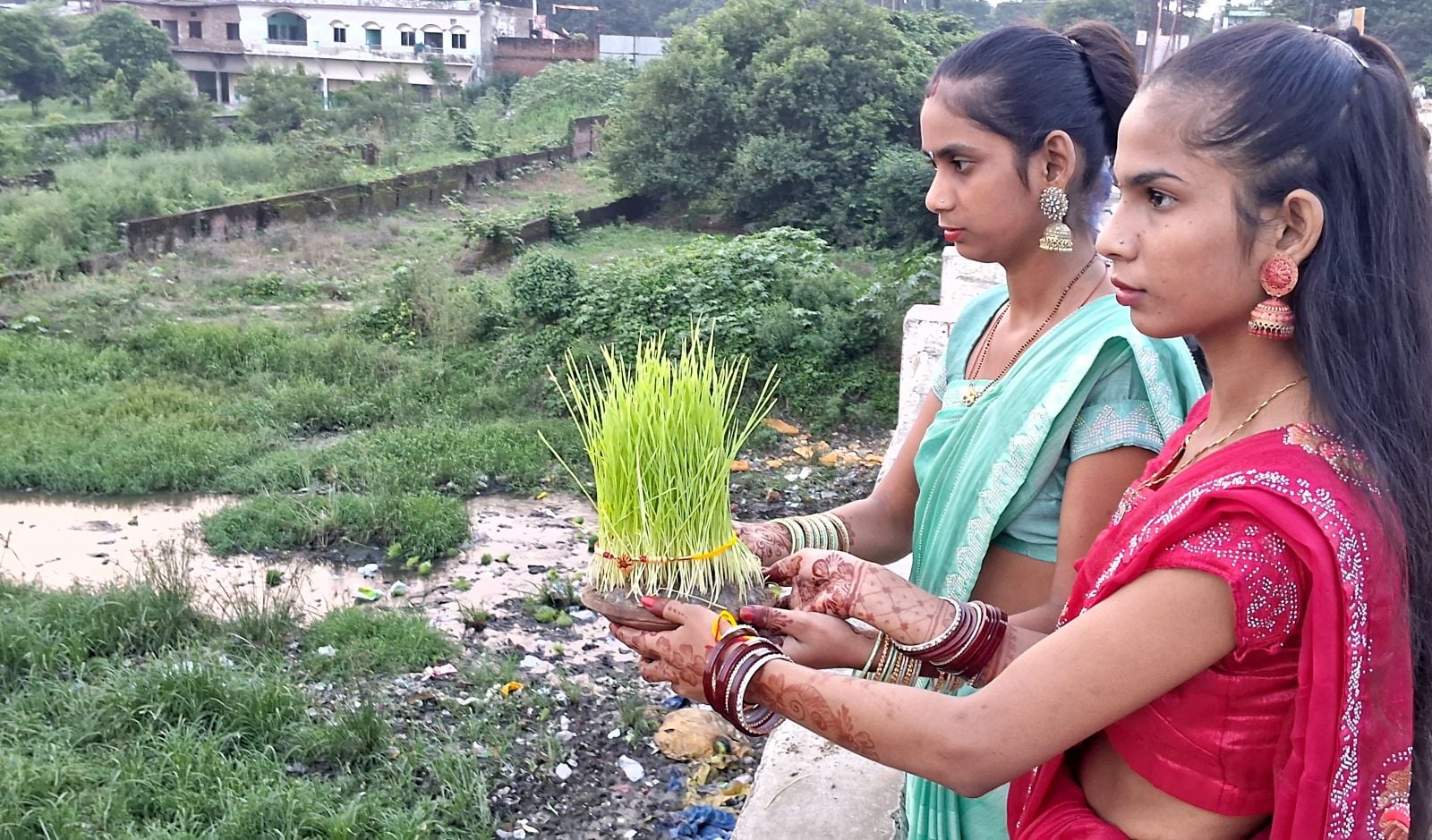 लालपुल पर लगे मेले में खरीदारी करतीं महिलाएं। संवाद