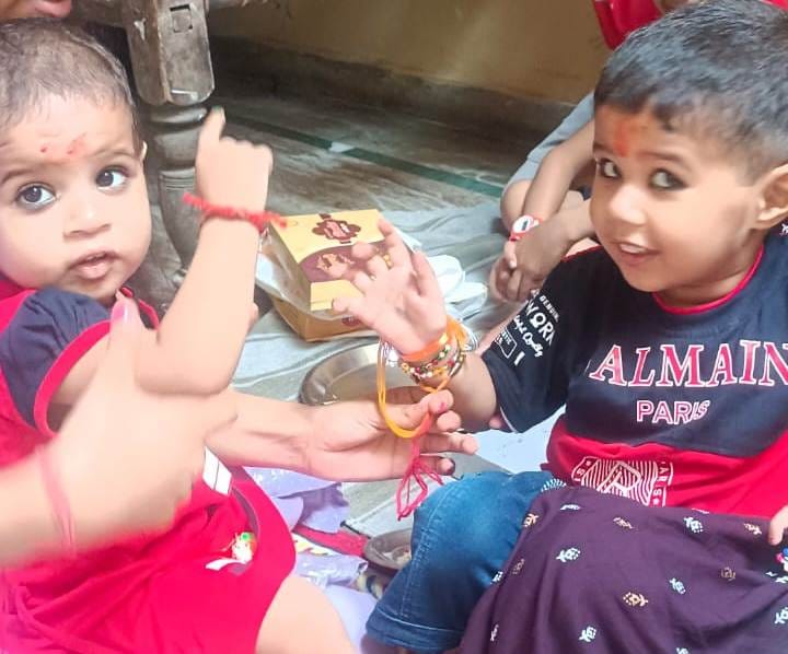 नवाबगंज फोटो 2 नवाबगंज में भाई की कलाई पर राखी बांधती बहिन नवाबगंज फोटो 2 नवाबगंज में भाई की कलाई पर राखी बांधती बहिन