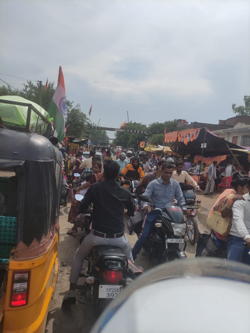 नवाबगंज फोटो 2 नवाबगंज में भाई की कलाई पर राखी बांधती बहिन नवाबगंज फोटो 2 नवाबगंज में भाई की कलाई पर राखी बांधती बहिन