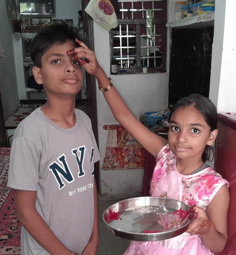 नवाबगंज फोटो 2 नवाबगंज में भाई की कलाई पर राखी बांधती बहिन नवाबगंज फोटो 2 नवाबगंज में भाई की कलाई पर राखी बांधती बहिन