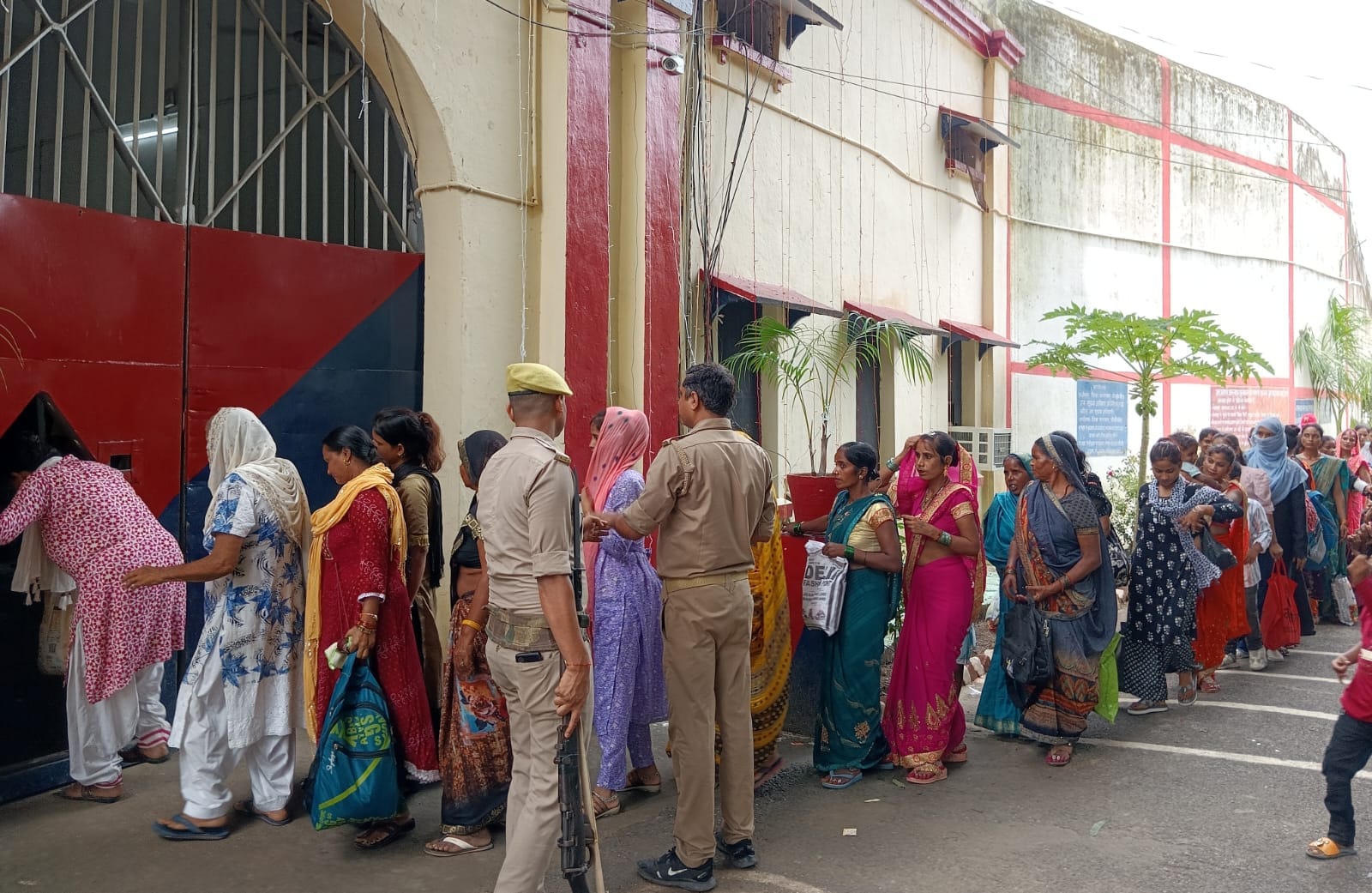 पीलीभीत के जिला कारागार पर लगी महिलाओं की भीड़।संवाद पीलीभीत के जिला कारागार पर लगी महिलाओं की भीड़।संवाद