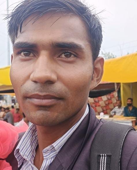 पीलीभीत के रेलवे जंक्शन पर ट्रेन की खिड़की से बच्चे को चढ़ाता यात्री।संवाद