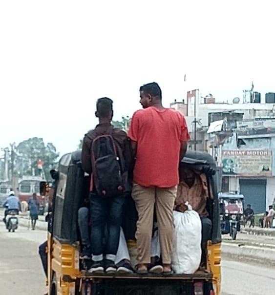पीलीभीत के रेलवे जंक्शन पर ट्रेन की खिड़की से बच्चे को चढ़ाता यात्री।संवाद