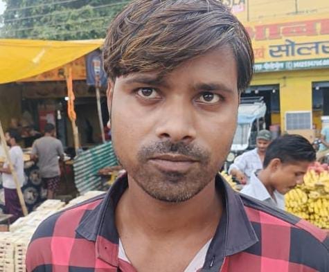 पीलीभीत के रेलवे जंक्शन पर ट्रेन की खिड़की से बच्चे को चढ़ाता यात्री।संवाद