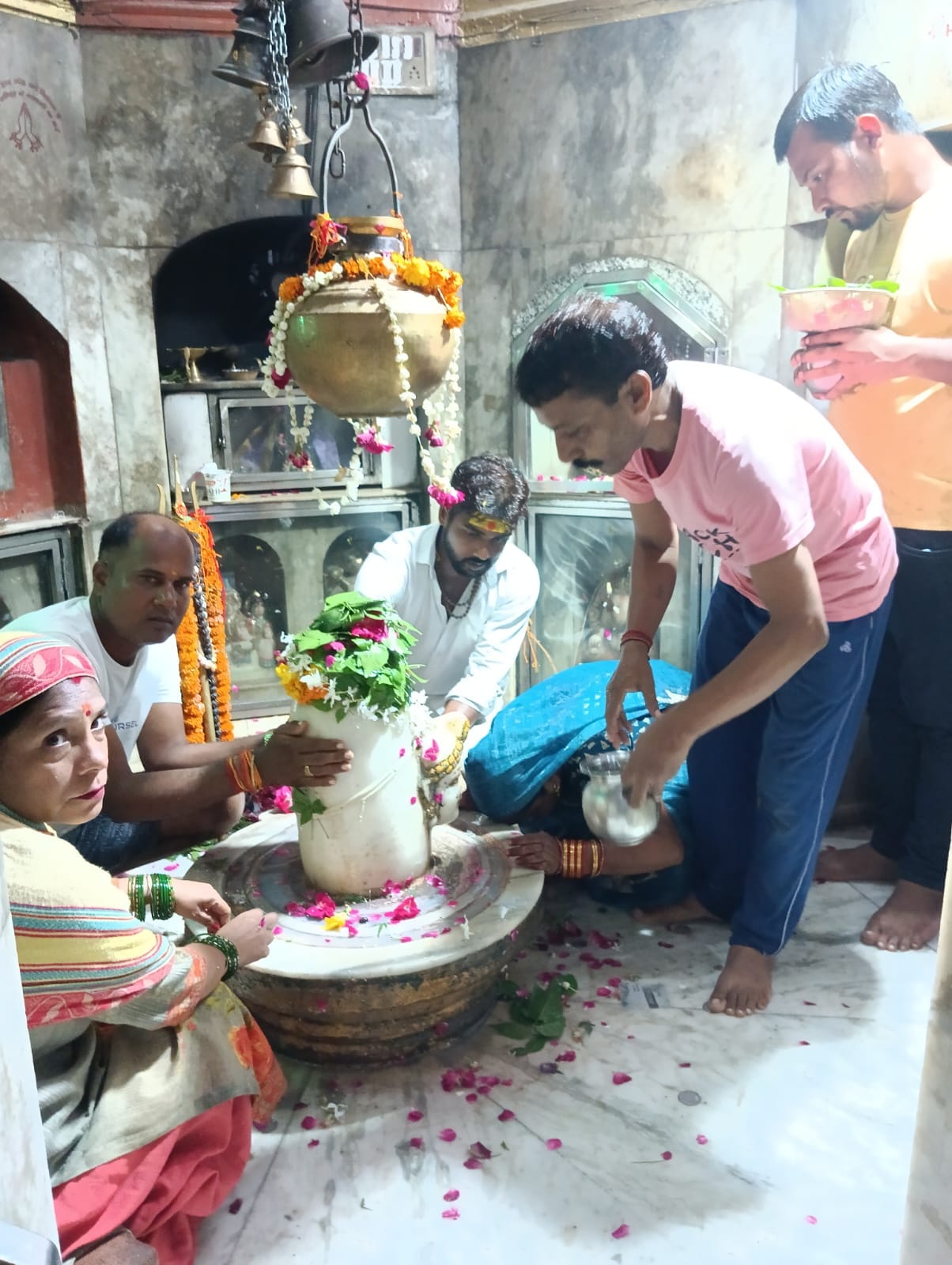 पीलीभीत शहर के श्री गौरी शंकर मंदिर में लगी श्रद्धालुओं की लाइन।संवाद