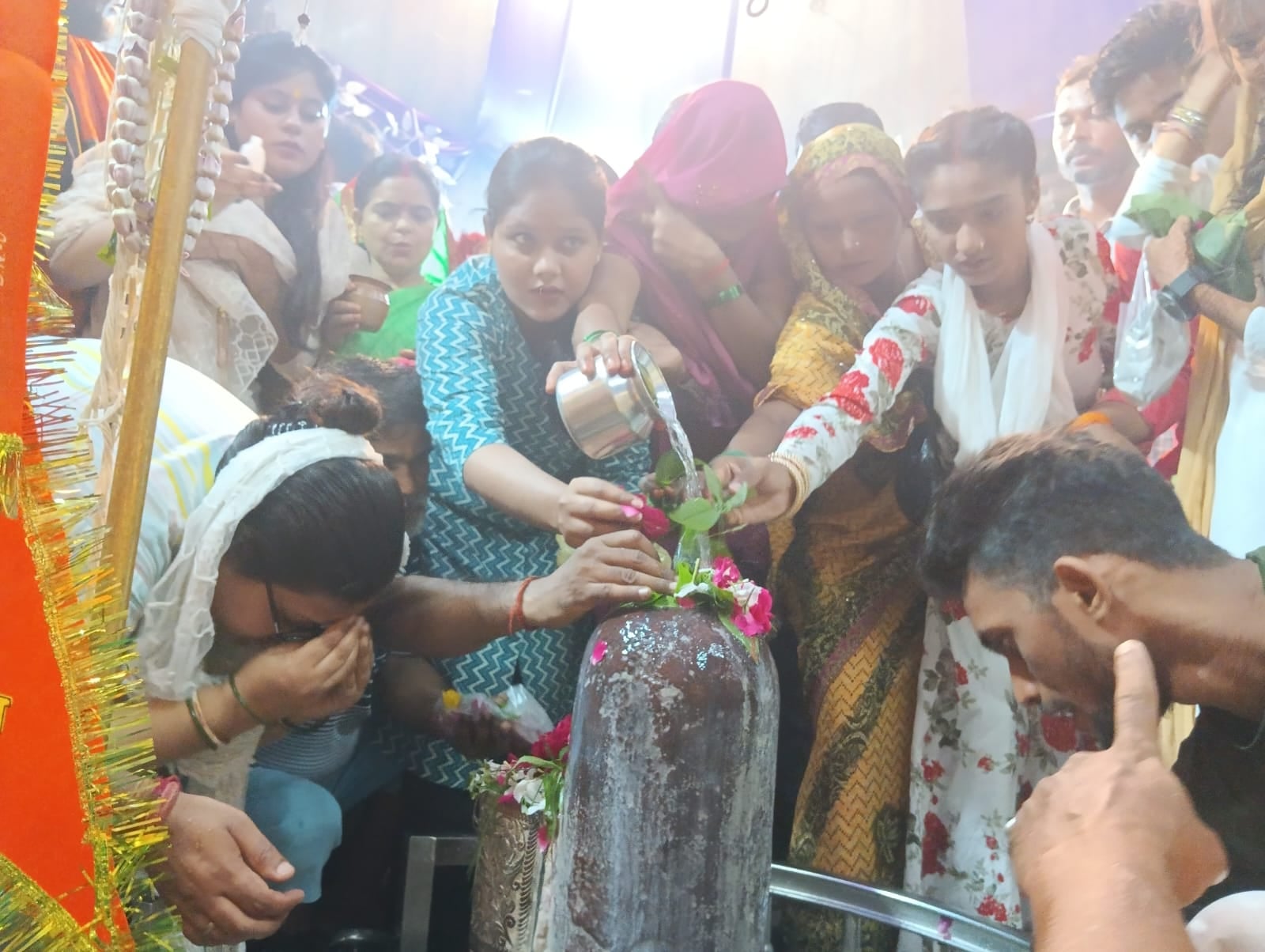 पीलीभीत शहर के श्री गौरी शंकर मंदिर में लगी श्रद्धालुओं की लाइन।संवाद