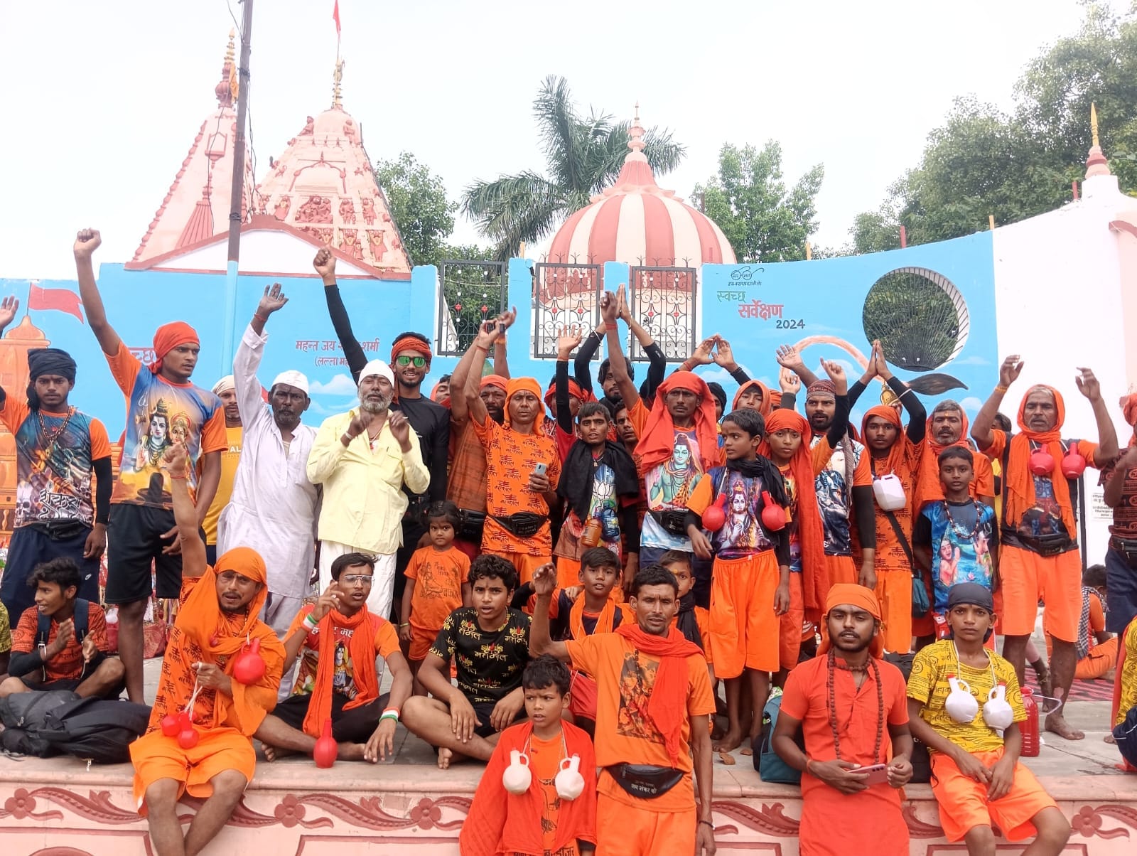 पीलीभीत शहर के श्री गौरी शंकर मंदिर में लगी श्रद्धालुओं की लाइन।संवाद