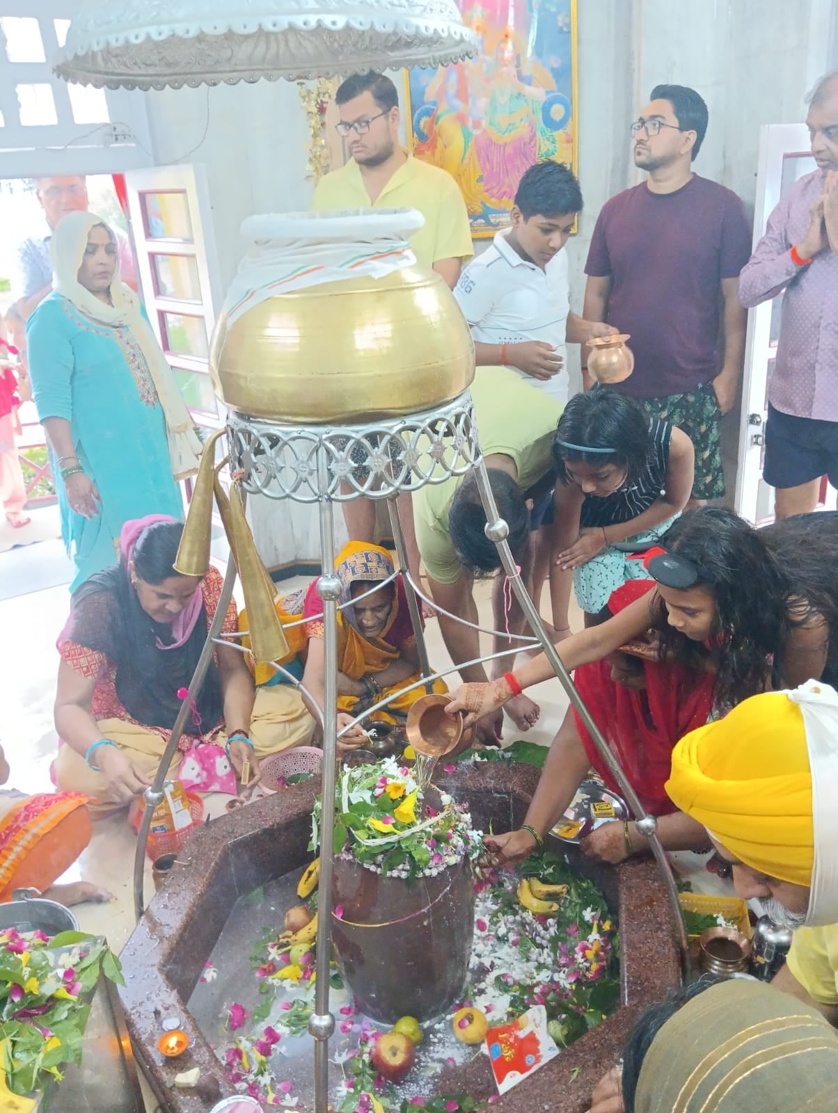 पीलीभीत शहर के श्री गौरी शंकर मंदिर में लगी श्रद्धालुओं की लाइन।संवाद