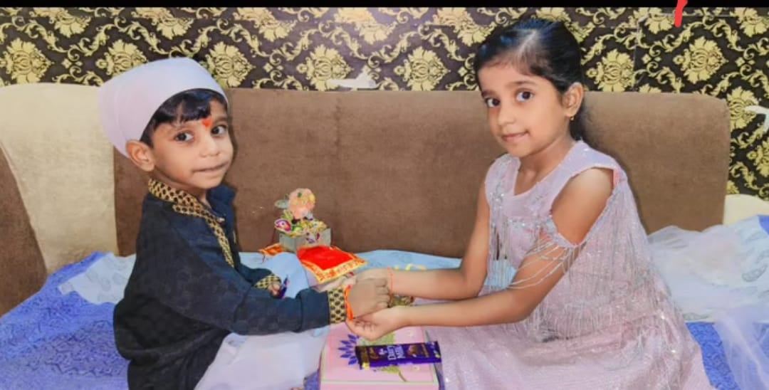 पीलीभीत शहर में भाई को राखी बांधती बहन।संवाद पीलीभीत शहर में भाई को राखी बांधती बहन।संवाद