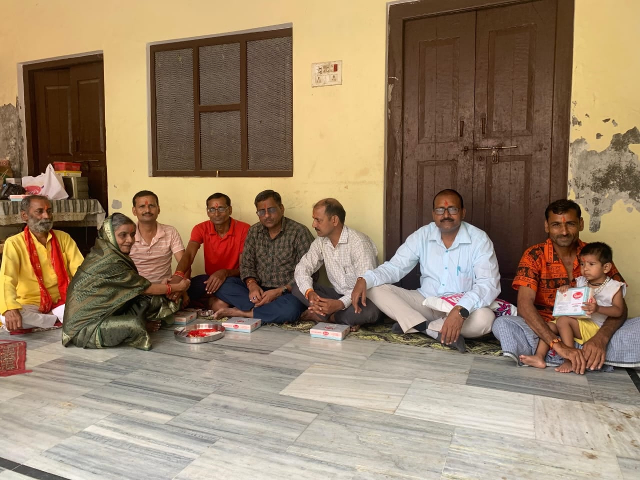 पीलीभीत शहर में भाई को राखी बांधती बहन।संवाद पीलीभीत शहर में भाई को राखी बांधती बहन।संवाद