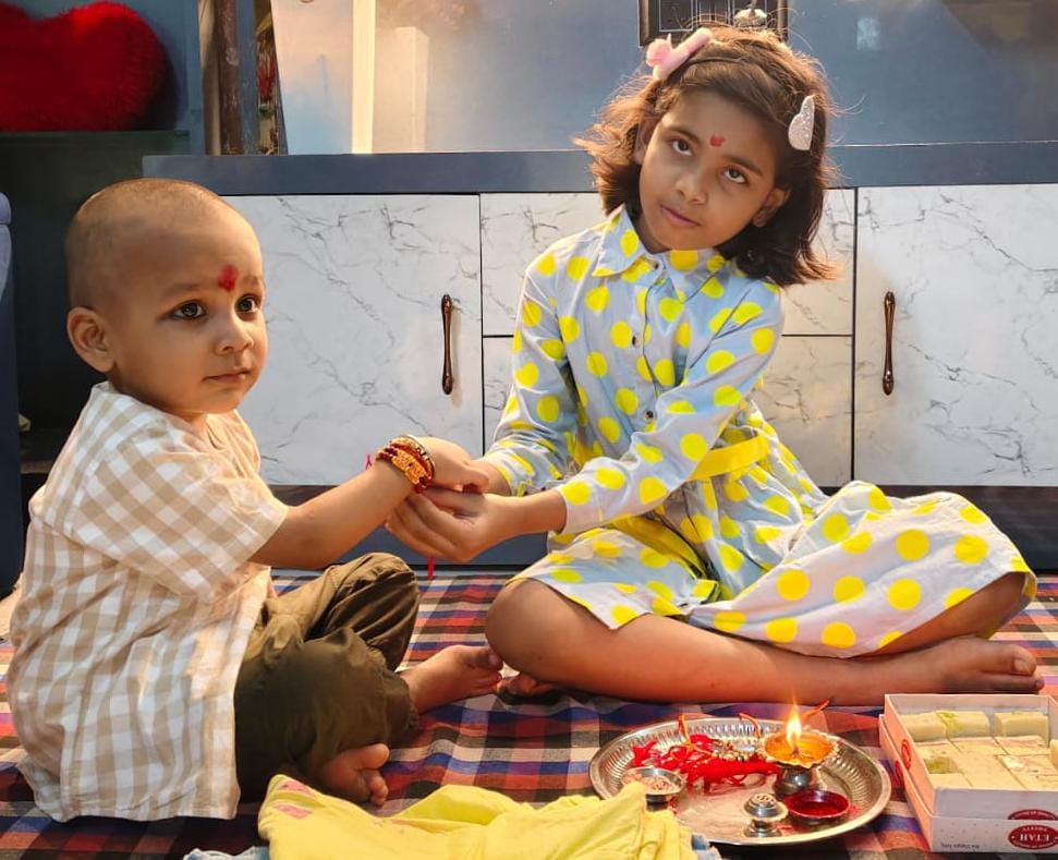 पीलीभीत शहर में भाई को राखी बांधती बहन।संवाद पीलीभीत शहर में भाई को राखी बांधती बहन।संवाद