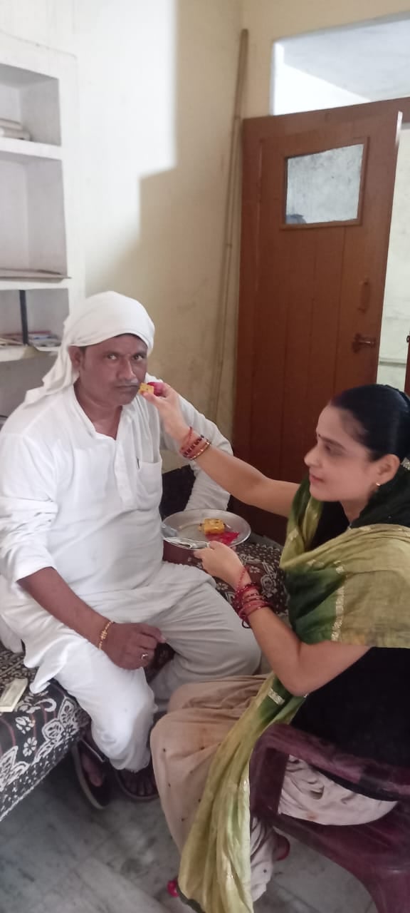 पीलीभीत शहर में भाई को राखी बांधती बहन।संवाद पीलीभीत शहर में भाई को राखी बांधती बहन।संवाद