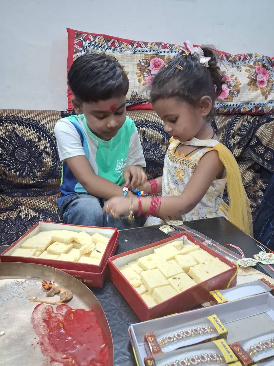 पीलीभीत शहर में भाई को राखी बांधती बहन।संवाद पीलीभीत शहर में भाई को राखी बांधती बहन।संवाद