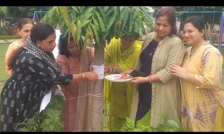 रक्षाबंधन पर अपने भाई को राखी बांधती बहनें। संवाद