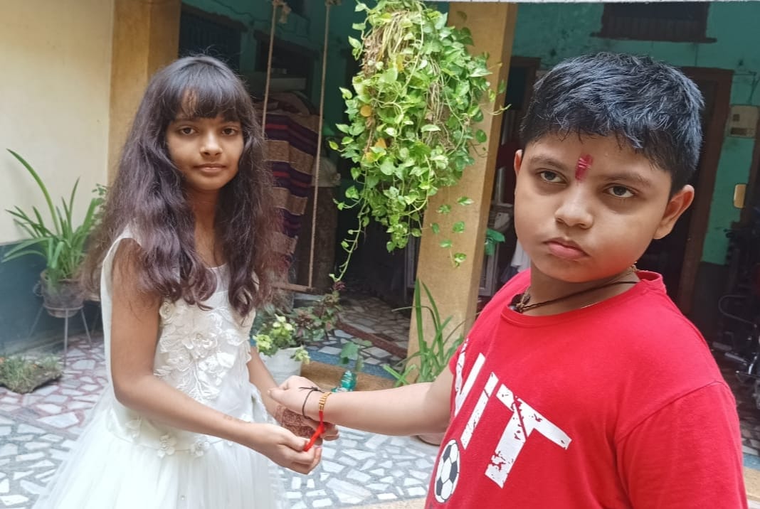 रक्षाबंधन पर अपने भाई को राखी बांधती बहनें। संवाद