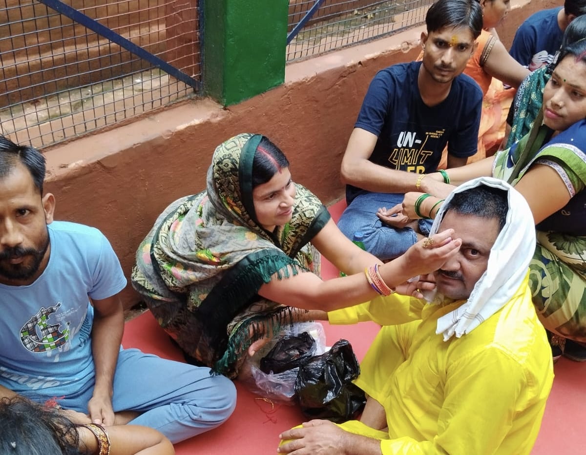 राखी बांधकर त्योहार मनाते बच्चे। स्रोत- परिवार राखी बांधकर त्योहार मनाते बच्चे। स्रोत- परिवार