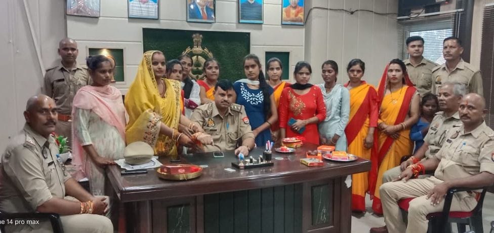 राखी बांधकर त्योहार मनाते बच्चे। स्रोत- परिवार राखी बांधकर त्योहार मनाते बच्चे। स्रोत- परिवार