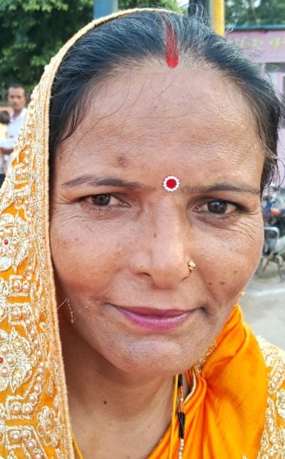 रेलवे स्टेशन पर ट्रेन में सवार होते यात्री। संवाद