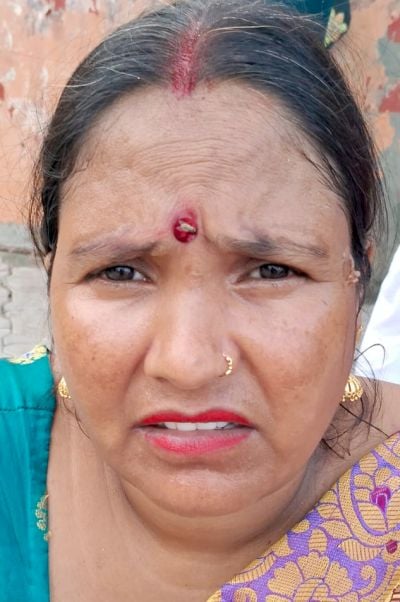 रेलवे स्टेशन पर ट्रेन में सवार होते यात्री। संवाद