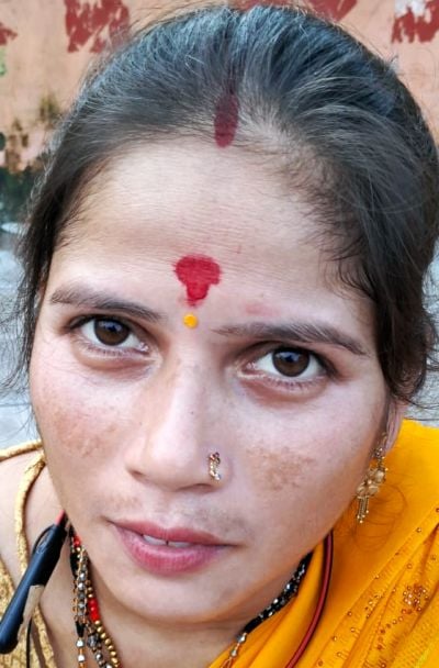 रेलवे स्टेशन पर ट्रेन में सवार होते यात्री। संवाद