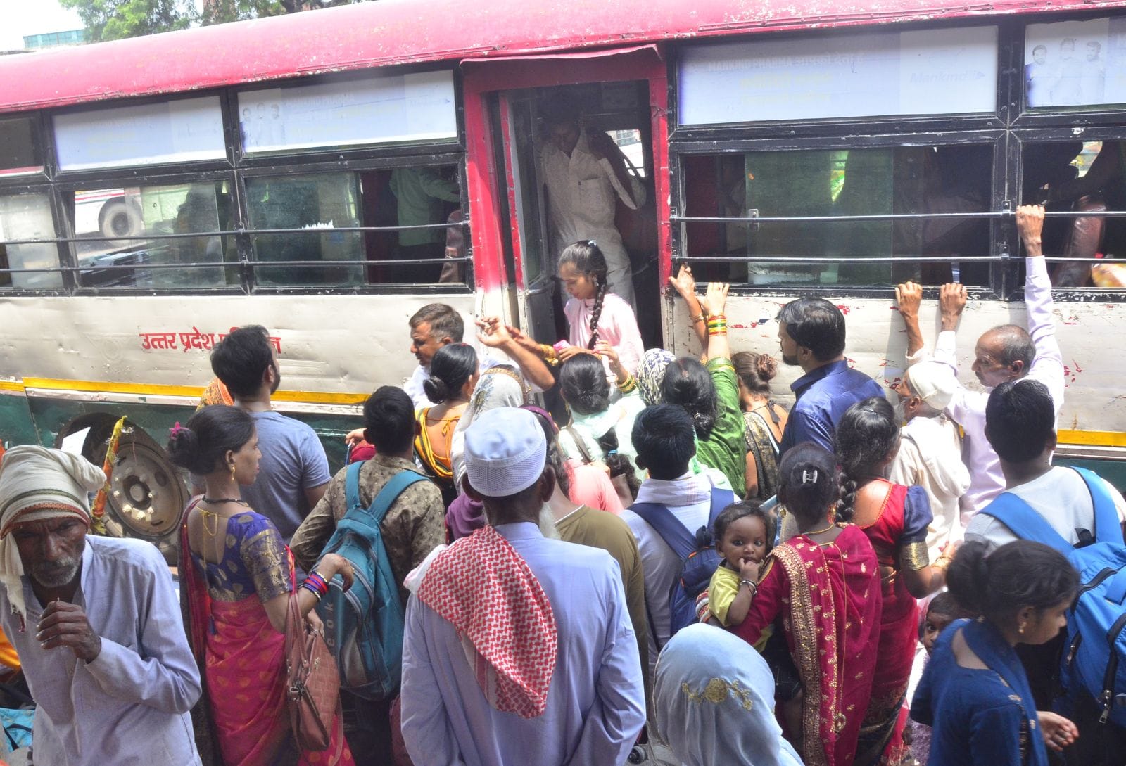 रेलवे स्टेशन पर ट्रेन में सवार होते यात्री। संवाद