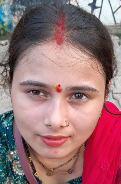 रेलवे स्टेशन पर ट्रेन में सवार होते यात्री। संवाद