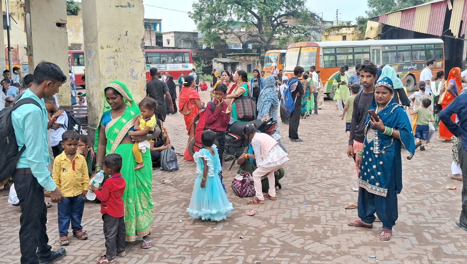 रेलवे स्टेशन पर ट्रेन में सवार होते यात्री। संवाद