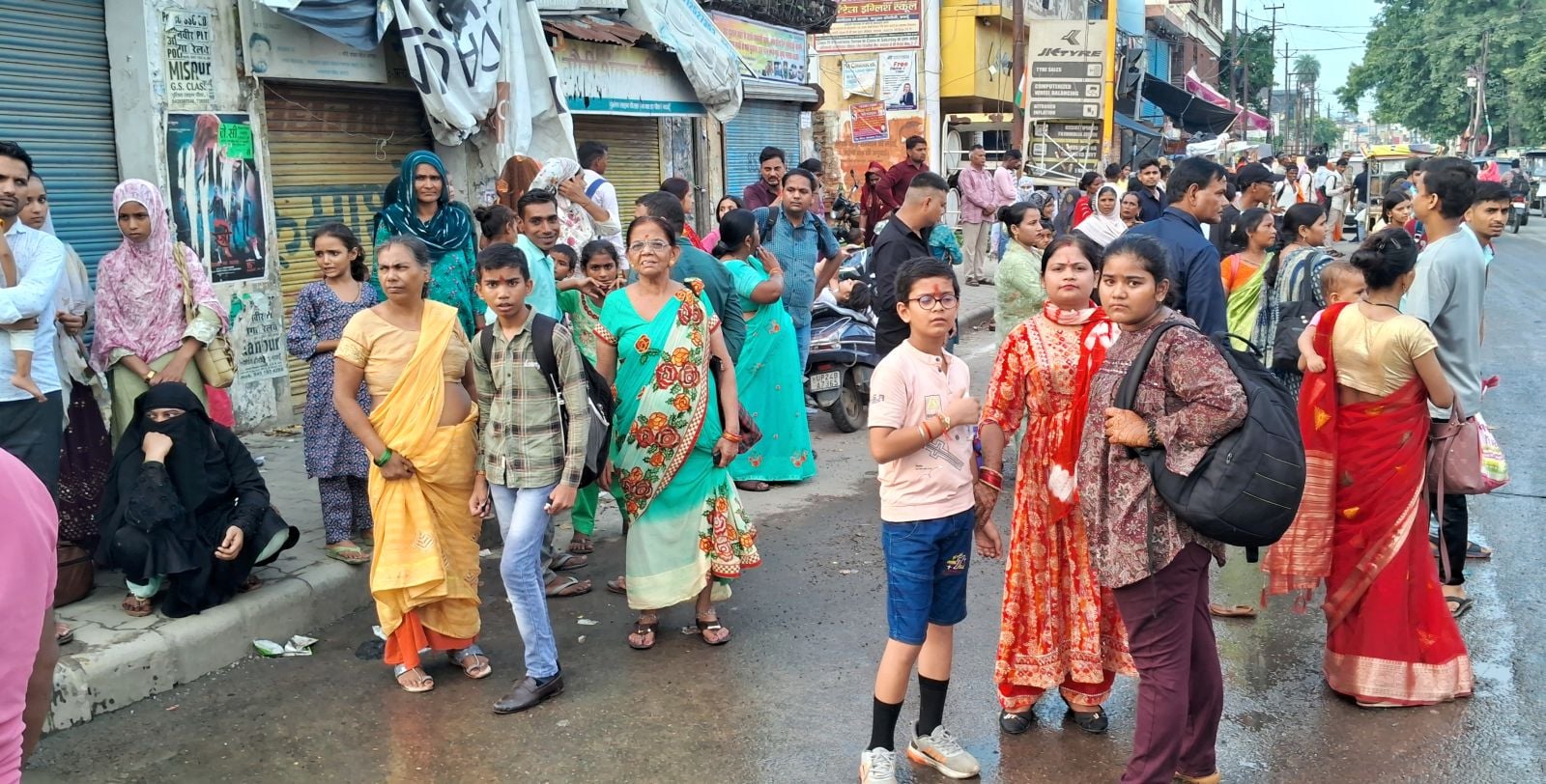 रेलवे स्टेशन पर ट्रेन में सवार होते यात्री। संवाद