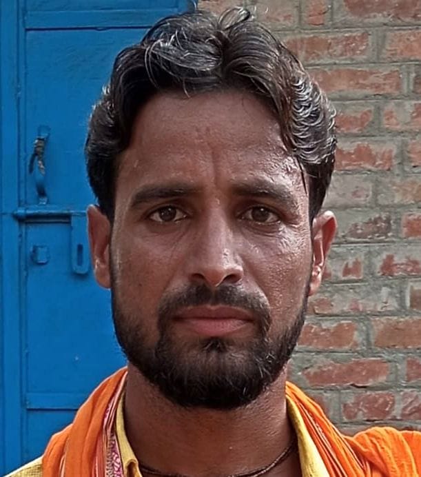 रायपुर गांव के बाहर जाने वाली सड़क के किनारे लगा गोबर का ढेर।      संवाद