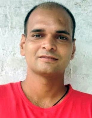 रायपुर गांव के बाहर जाने वाली सड़क के किनारे लगा गोबर का ढेर।      संवाद