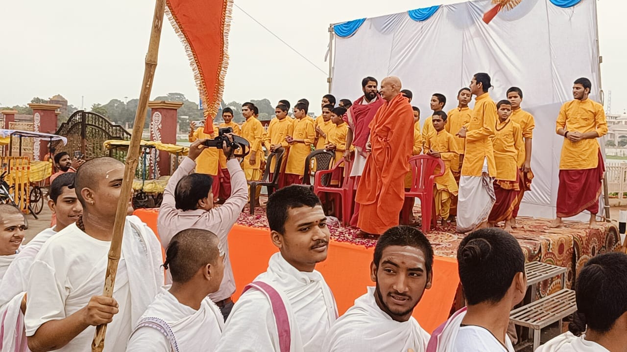 स्थापना दिवस पर निकली वेद सन्देश शोभायात्रा स्थापना दिवस पर निकली वेद सन्देश शोभायात्रा