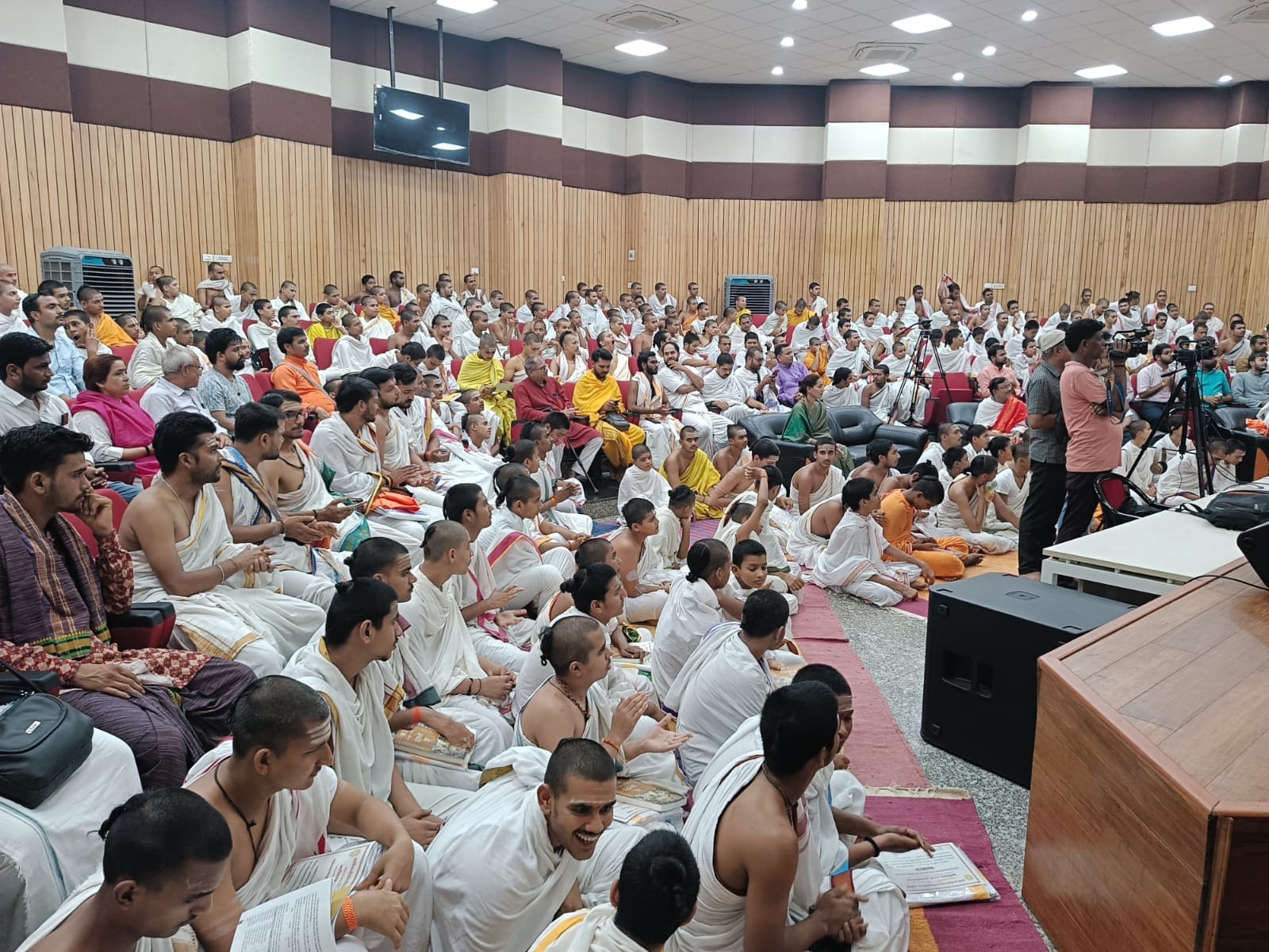 स्थापना दिवस पर निकली वेद सन्देश शोभायात्रा स्थापना दिवस पर निकली वेद सन्देश शोभायात्रा