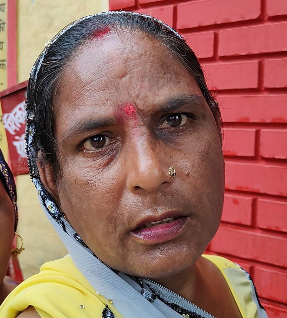 शाहजहांपुर में जिला कारागार में ब्रह्माकुमारी बहन के चरण स्पर्श करता अफ्रीकी नागरिक। स्रोत: जेल शाहजहांपुर में जिला कारागार में ब्रह्माकुमारी बहन के चरण स्पर्श करता अफ्रीकी नागरिक। स्रोत: जेल