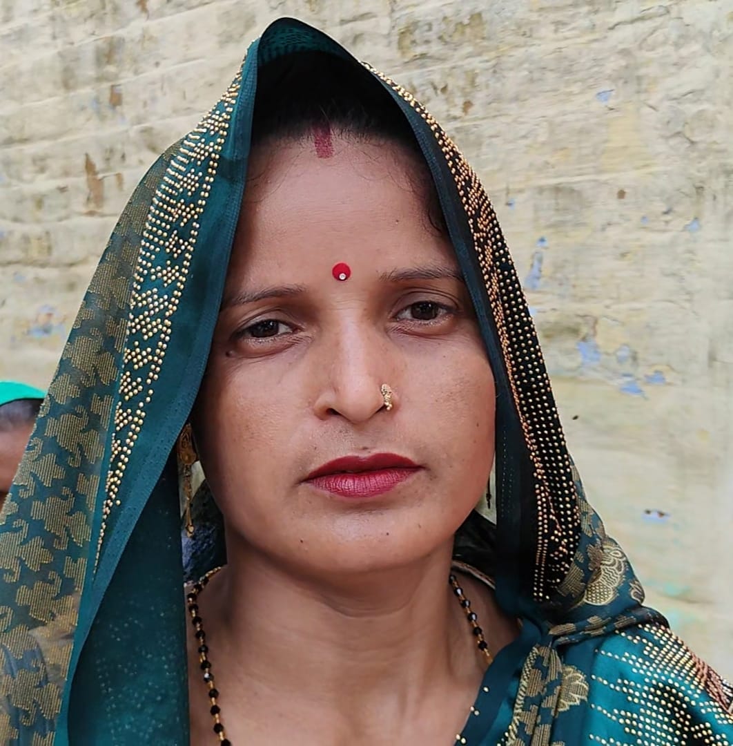 शाहजहांपुर में जिला कारागार में ब्रह्माकुमारी बहन के चरण स्पर्श करता अफ्रीकी नागरिक। स्रोत: जेल शाहजहांपुर में जिला कारागार में ब्रह्माकुमारी बहन के चरण स्पर्श करता अफ्रीकी नागरिक। स्रोत: जेल