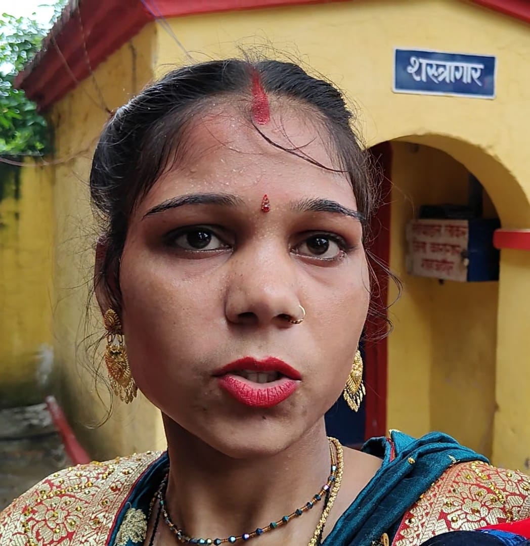 शाहजहांपुर में जिला कारागार में ब्रह्माकुमारी बहन के चरण स्पर्श करता अफ्रीकी नागरिक। स्रोत: जेल शाहजहांपुर में जिला कारागार में ब्रह्माकुमारी बहन के चरण स्पर्श करता अफ्रीकी नागरिक। स्रोत: जेल
