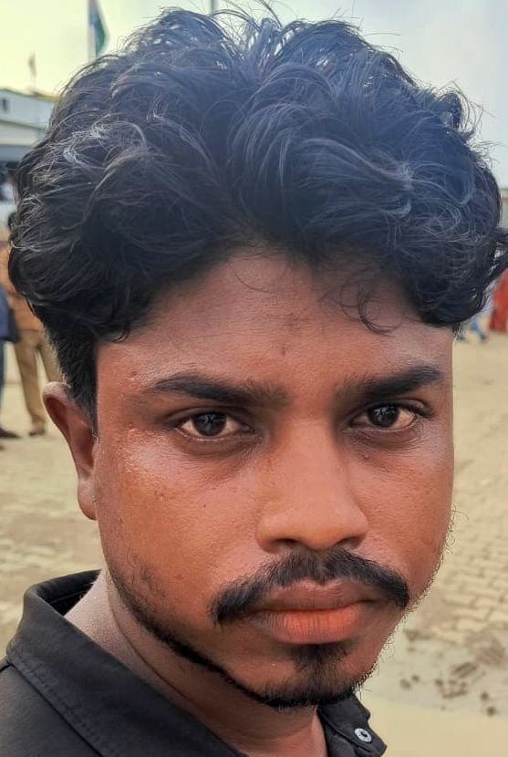 शाहजहांपुर रोडवेज बस अड्डे पर बस के इंतजार में भटकते यात्री। संवाद शाहजहांपुर रोडवेज बस अड्डे पर बस के इंतजार में भटकते यात्री। संवाद