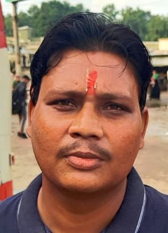 शाहजहांपुर रोडवेज बस अड्डे पर बस के इंतजार में भटकते यात्री। संवाद शाहजहांपुर रोडवेज बस अड्डे पर बस के इंतजार में भटकते यात्री। संवाद