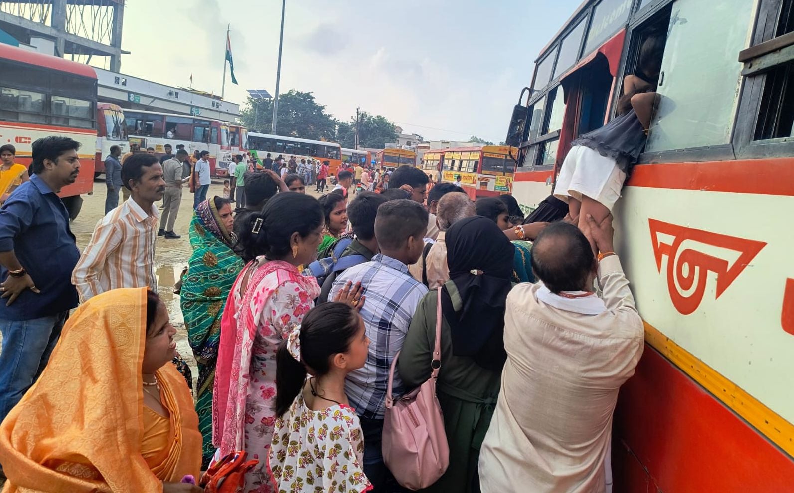 शाहजहांपुर रोडवेज बस अड्डे पर बस के इंतजार में भटकते यात्री। संवाद शाहजहांपुर रोडवेज बस अड्डे पर बस के इंतजार में भटकते यात्री। संवाद
