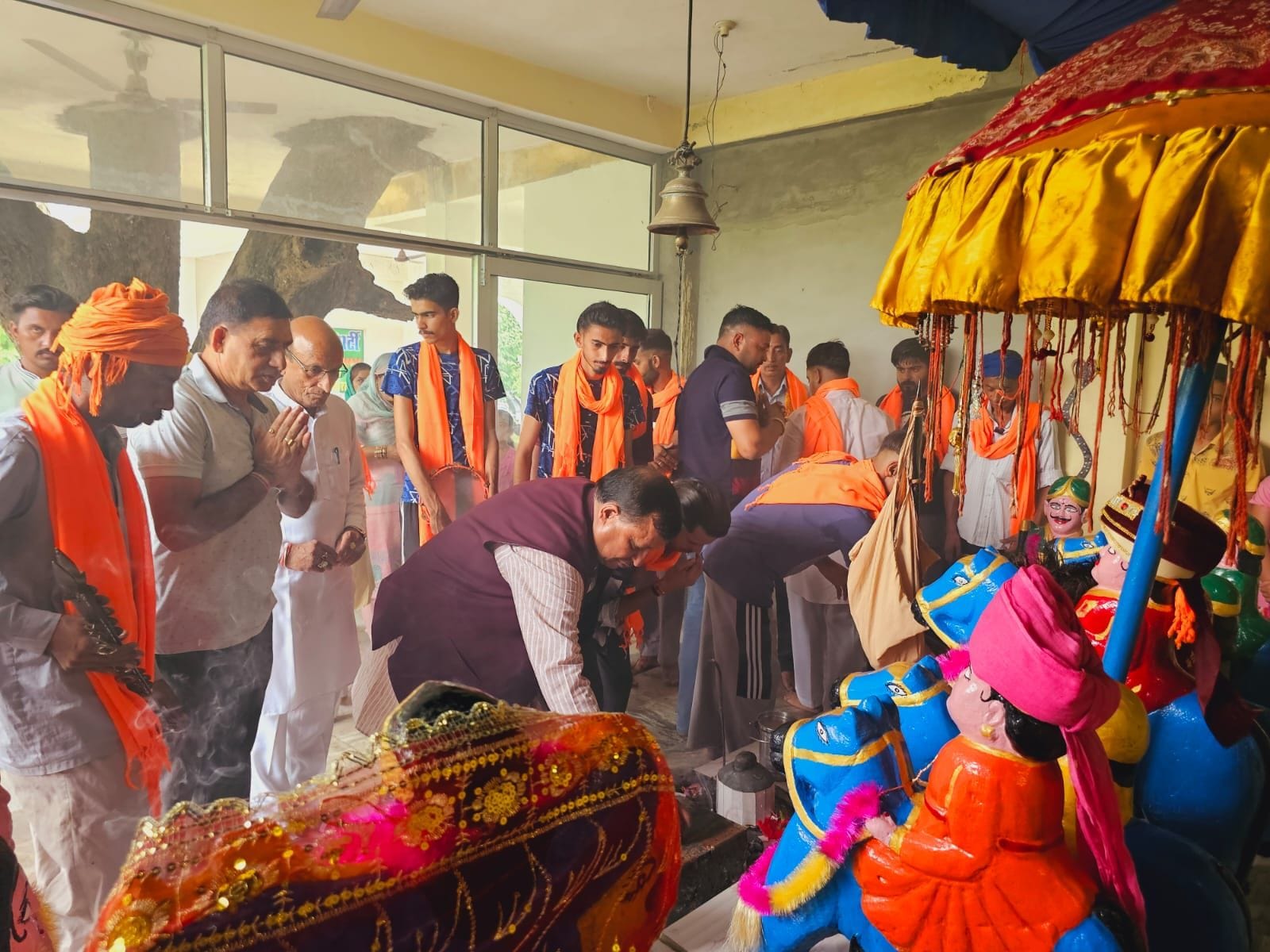 उपमंडल बंगाणा क्षेत्र की जसाणा पंचायत के लखरूह में गुगा मंदिर में छत्र की पूजा-अर्चना करते हुए उपमंडल बंगाणा क्षेत्र की जसाणा पंचायत के लखरूह में गुगा मंदिर में छत्र की पूजा-अर्चना करते हुए