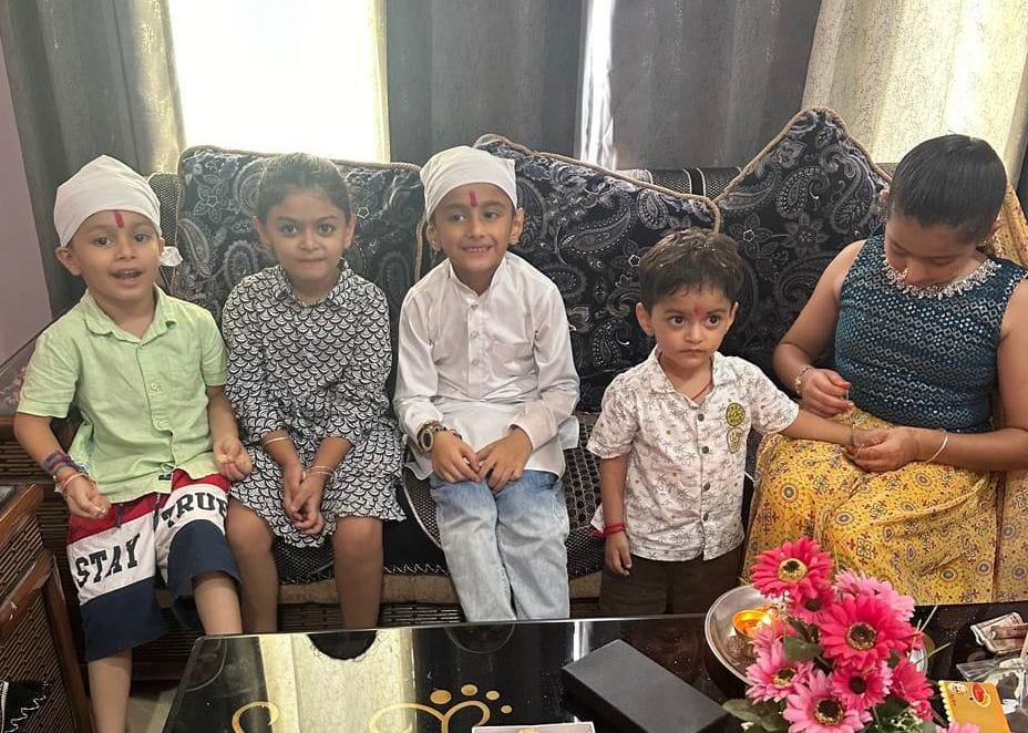 ऊना में अपने नन्हे भाई को राखी बांधती बहनें।संवाद