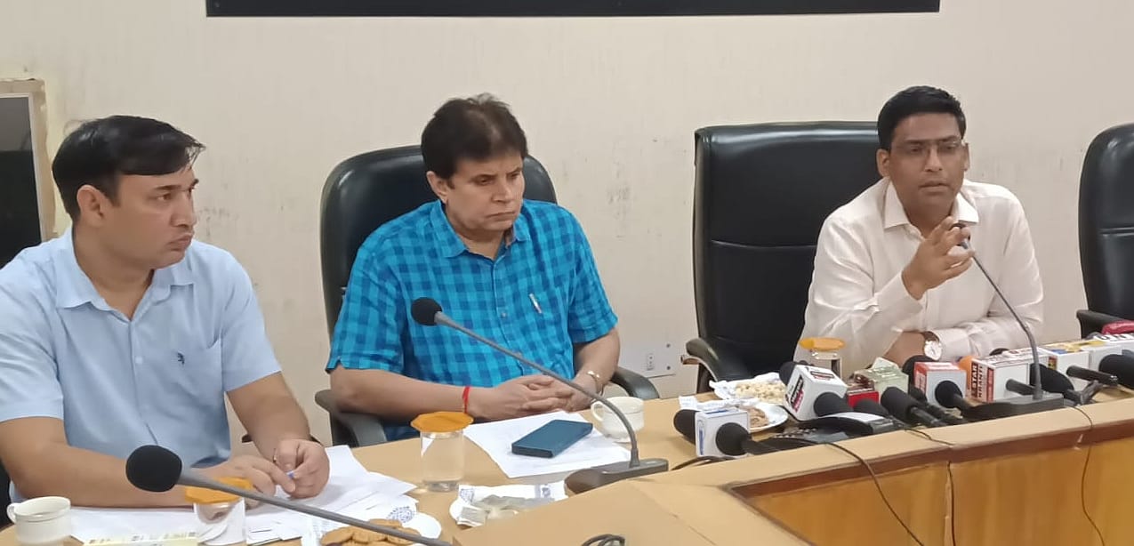 20जेएनडी10: पत्रकारों से बातचीत करते हुए डीसी मोहम्मद इमरान रजा। संवाद